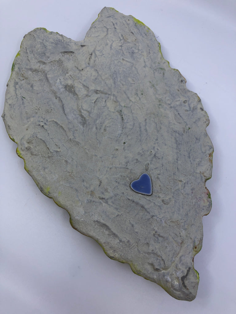 HEAVY CERAMIC PLANT LEAF GARDEN STONE.