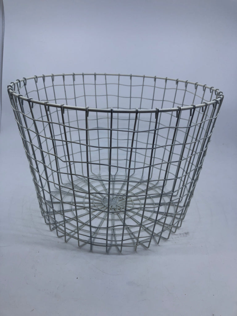 WHITE METAL CIRCLE BASKET.