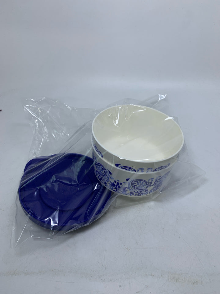 2 LOCKING TOGETHER BLUE SCROLL FOOD STORAGE CONTAINERS IN BAG.