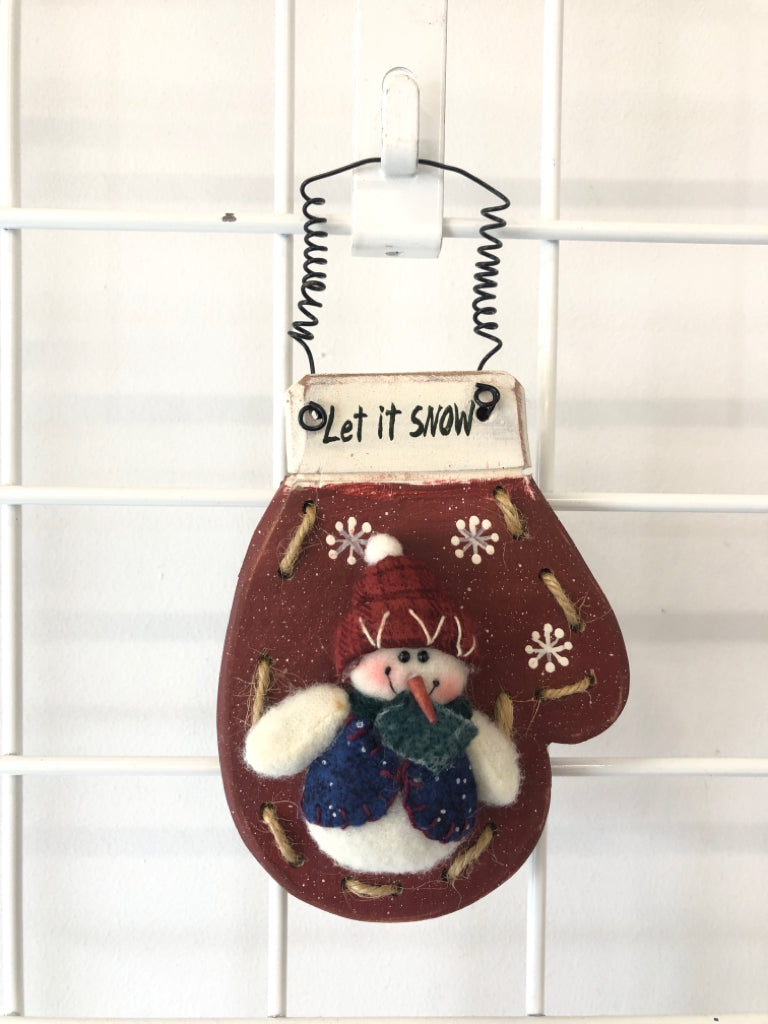 LET IT SNOW MITTEN WALL HANGING.