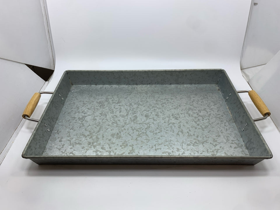 GREY GALVANIZED TRAY W/WOODEN HANDLES.