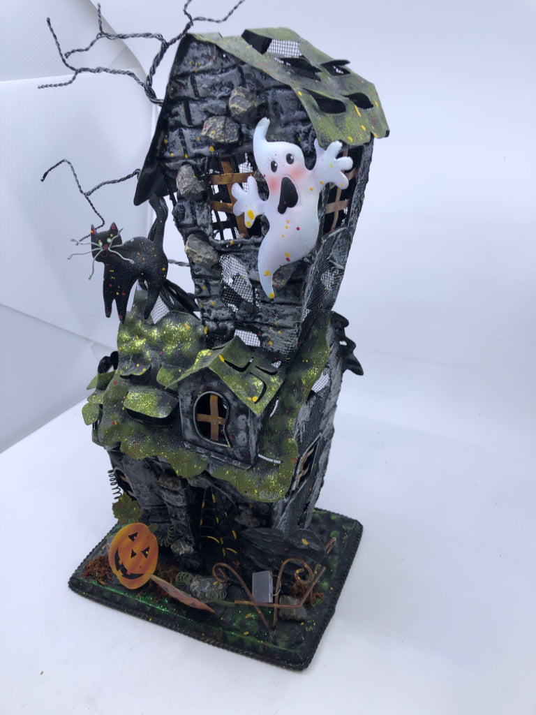METAL HAUNTED HOUSE DECOR W/GHOST AND PUMPKINS.