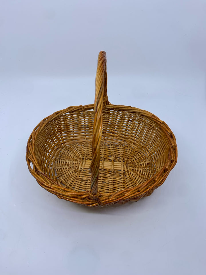 SMALL OVAL BASKET W ONE HANDLE.