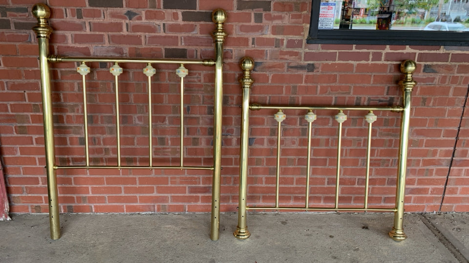 BRASS TWIN BED FRAME W/CERAMIC FLORAL BALL DETAILS.