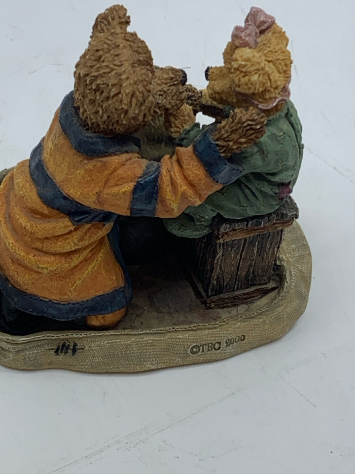 BOYDS BEARS HEROES FIGURINE.