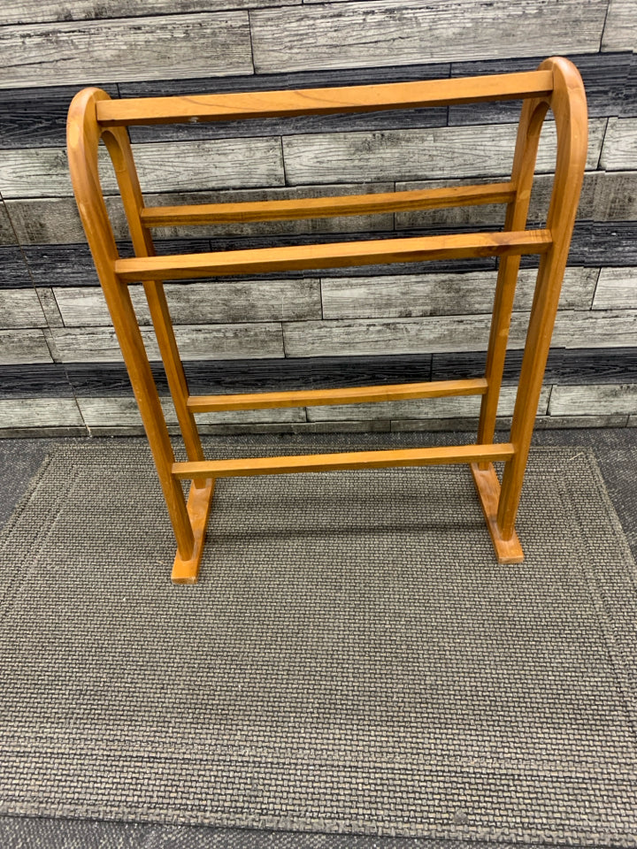 BLONDE WOOD QUILT RACK.