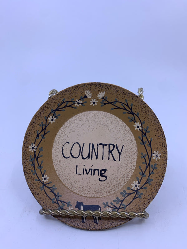 PRIMITIVE "COUNTRY LIVING" TAN ROUND WALL HANGING.