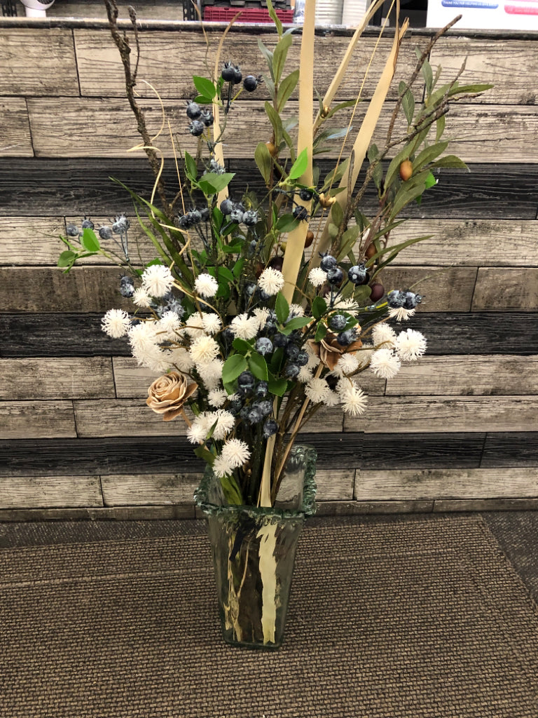 BLUEBERRY FLORAL ARRANGEMENT IN GLASS VASE.