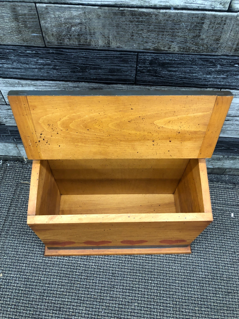 PRIMITIVE HAND-PAINTED BREAD BOX.