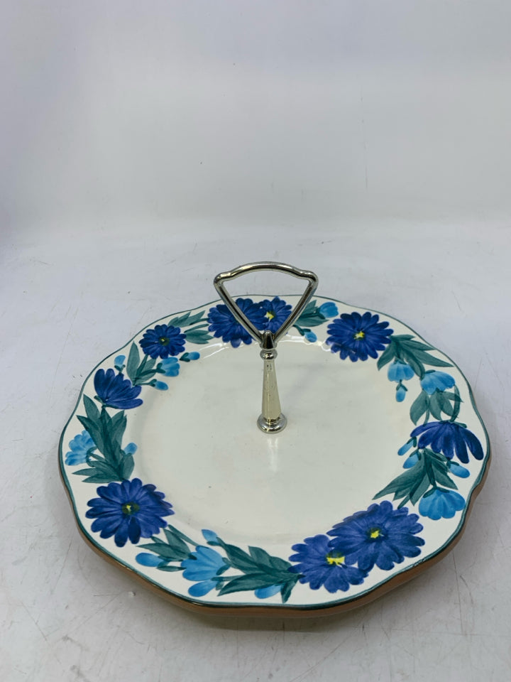 POTTERY SERVING PLATE W/ METAL HANDLE BLUE FLOWERS.