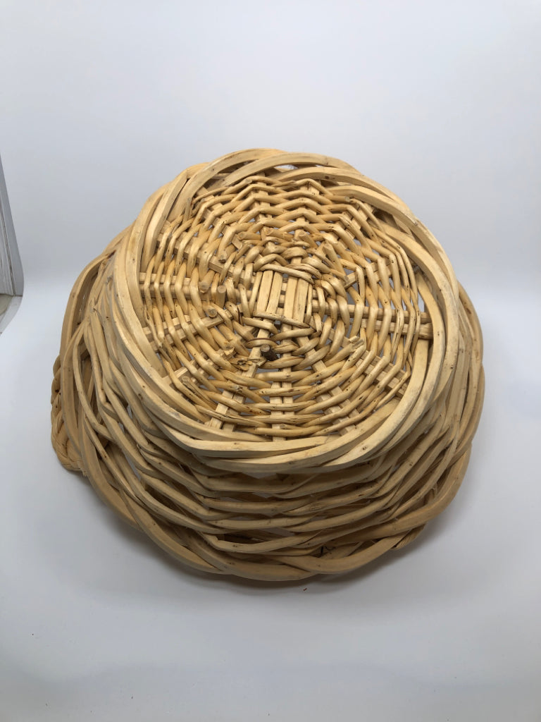 LIGHT WOVEN WOOD BASKET W/HANDLES.
