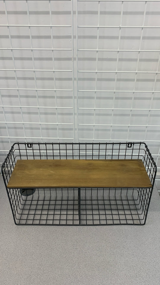 DIVIDED METAL WALL MOUNT W/SHELF.