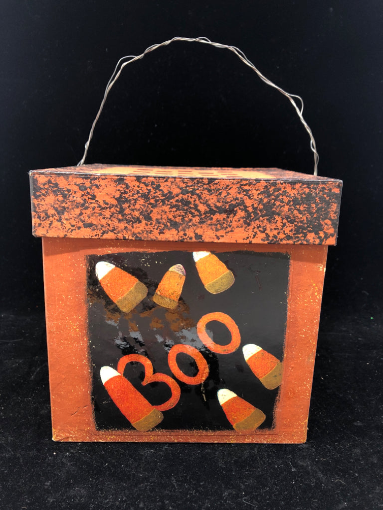 "BOO" HALLOWEEN BOX W/ LID AND WIRE HANDLE.