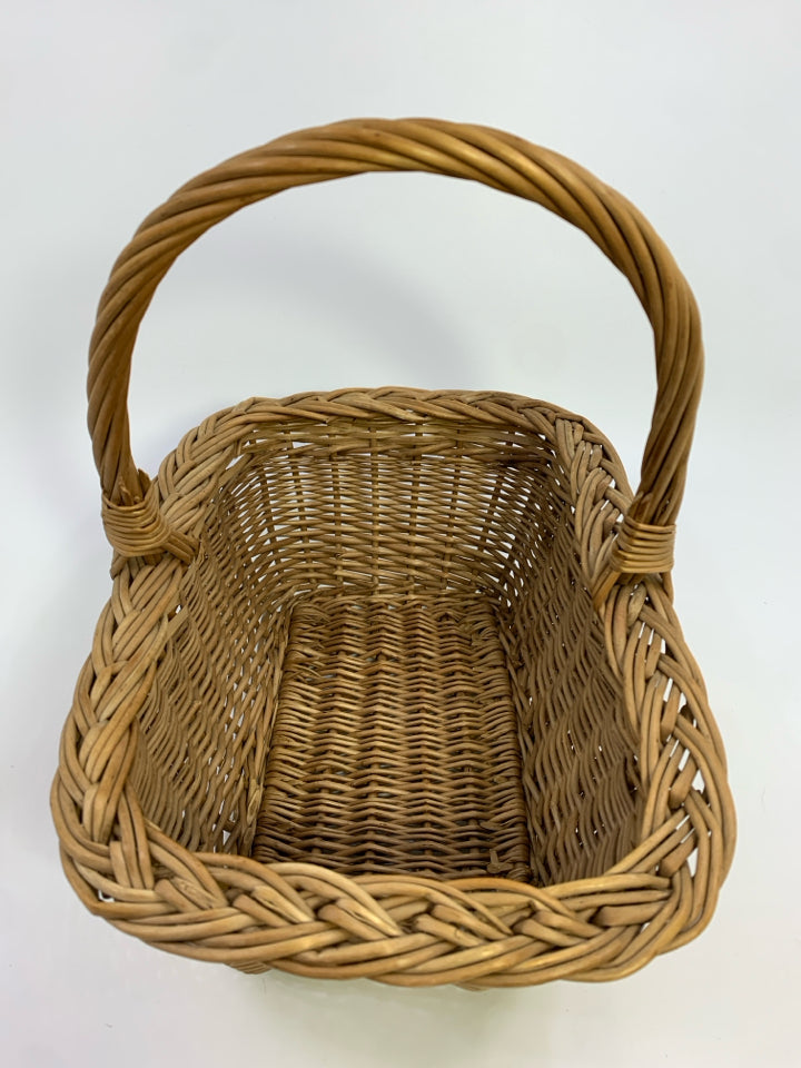 RECTANGLE WOVEN BASKET W/HANDLE.