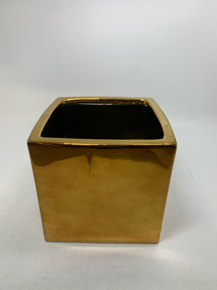 SQUARE CERAMIC PLANTER.