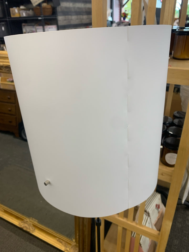 ADJUSTABLE FLOOR LAMP BLACK BASE W/ 3 LEGS WHITE SHADE.