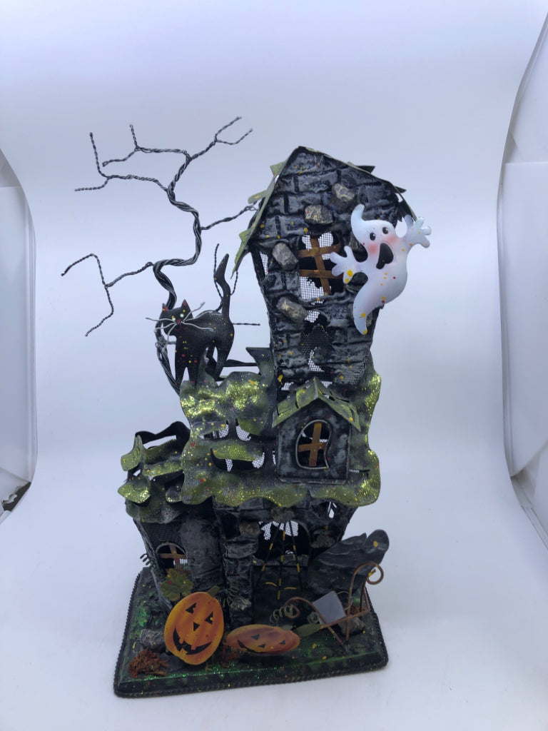 METAL HAUNTED HOUSE DECOR W/GHOST AND PUMPKINS.