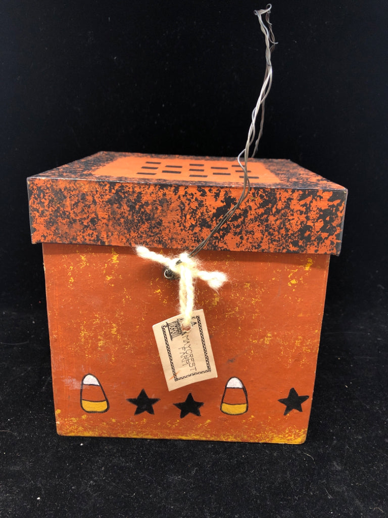 "BOO" HALLOWEEN BOX W/ LID AND WIRE HANDLE.