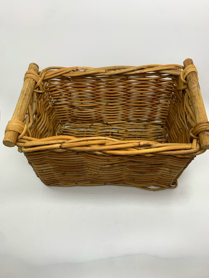 RECTANGLE WOVEN BASKET W/WOOD DOWEL HANDLES.