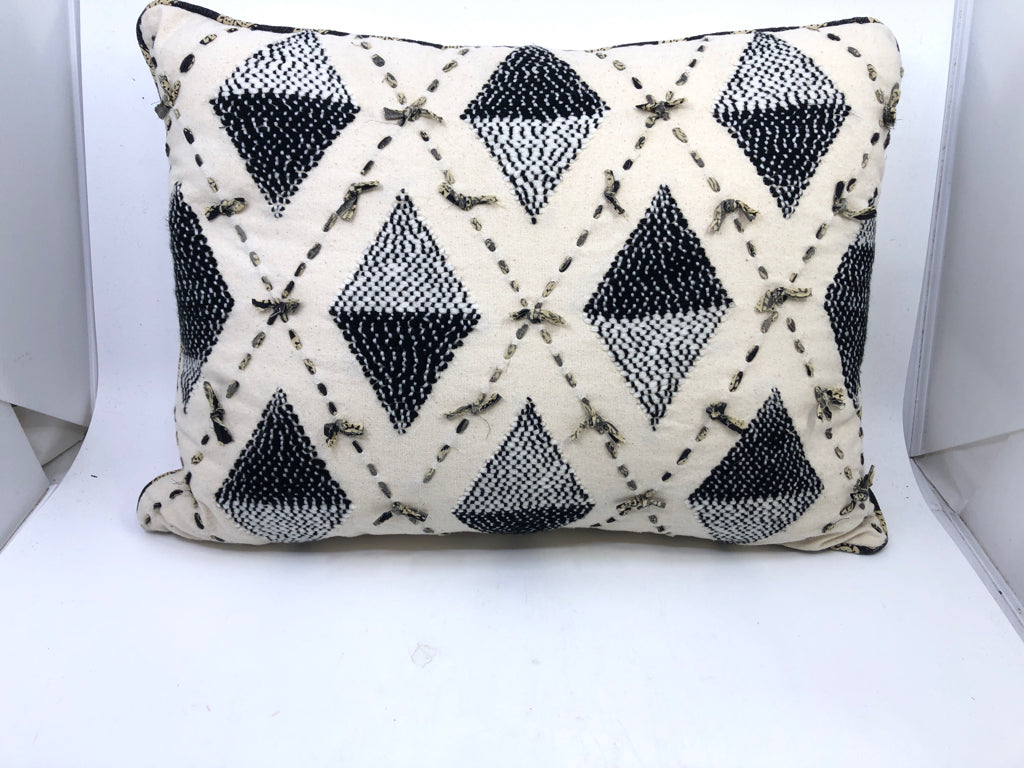 CREAM, BLACK TRIANGLES ACCENT PILLOW.