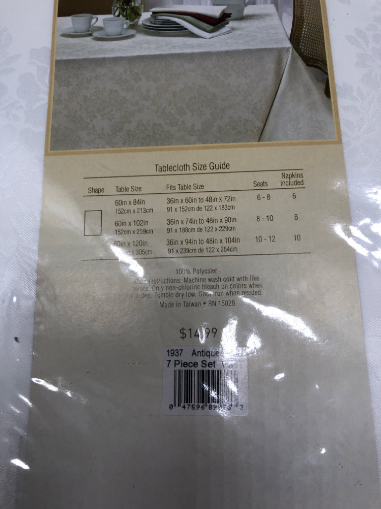 NIP 7PC TABLE SET: TABLECLOTH + NAPKINS  - DAMASK.