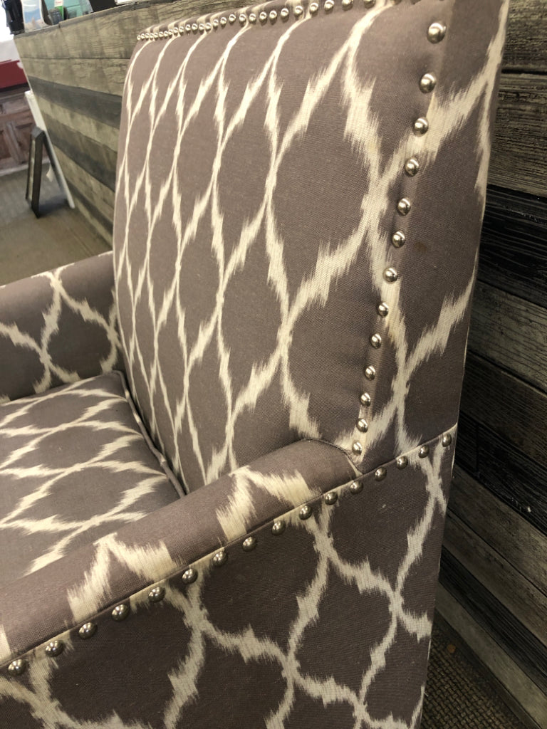 GREY AND WHITE PATTERN STUDDED ACCENT CHAIR.