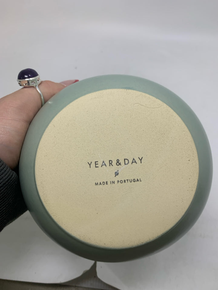 YEAR & DAY PALE BLUE/GREEN SPONGE HOLDER.