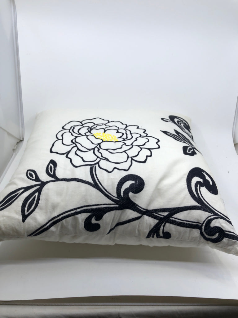 WHITE PILLOW BLACK STITCH FLOWER/YELLOW.