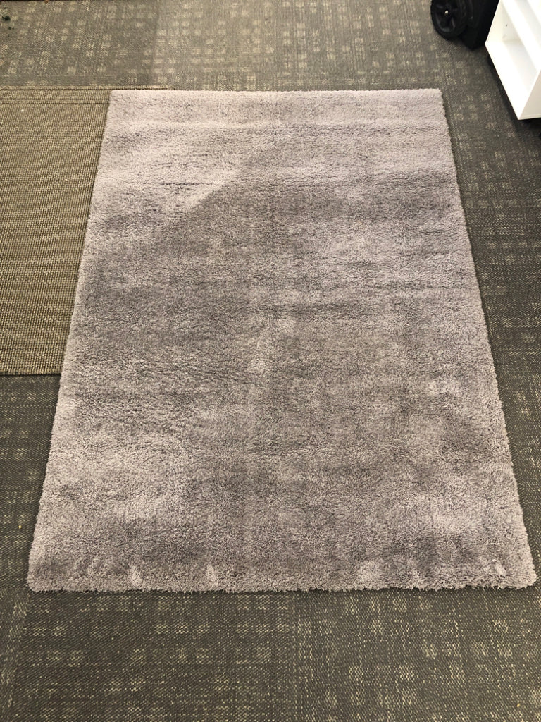 MODERN LIVING STEFAN GRAY RUG.