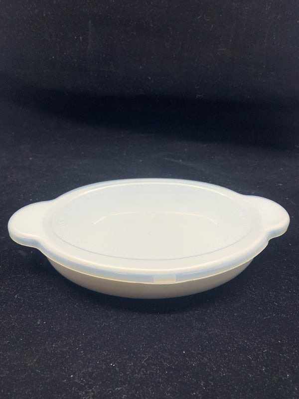 WHITE CORNING WARE BAKING DISH W LID.