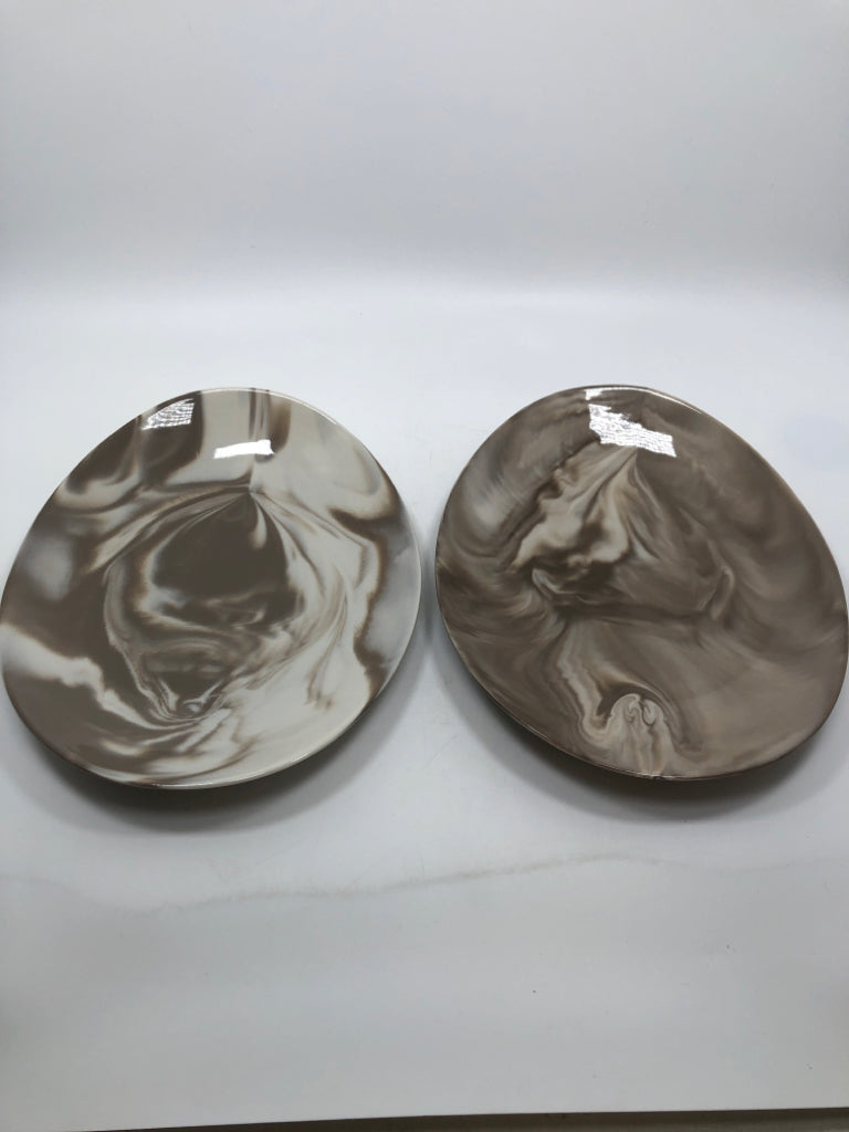 2 BROWN MARBLE BOWLS, 2 PLATES.