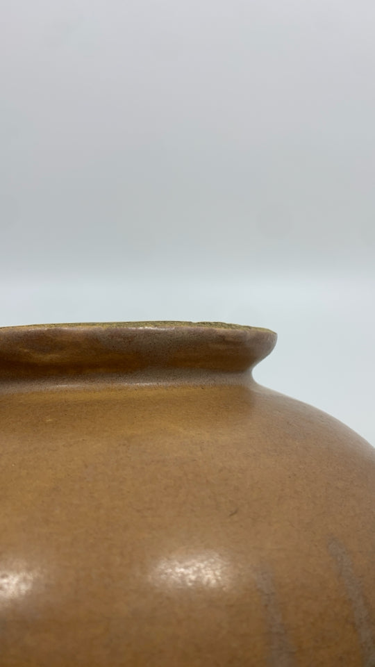 VTG FUCHSIA ROSE BOWL- NATURAL LEAF EMBOSSED STONEWARE VASE.