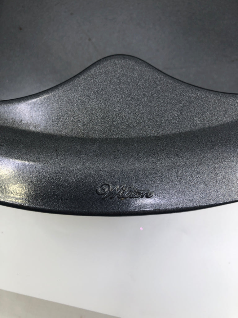 WILTON HEART BAKING PAN.