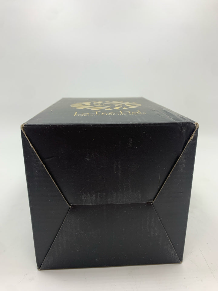 NIB LA-TEE-DA! SCARLET EFFUSION FRAGRANCE LAMP.
