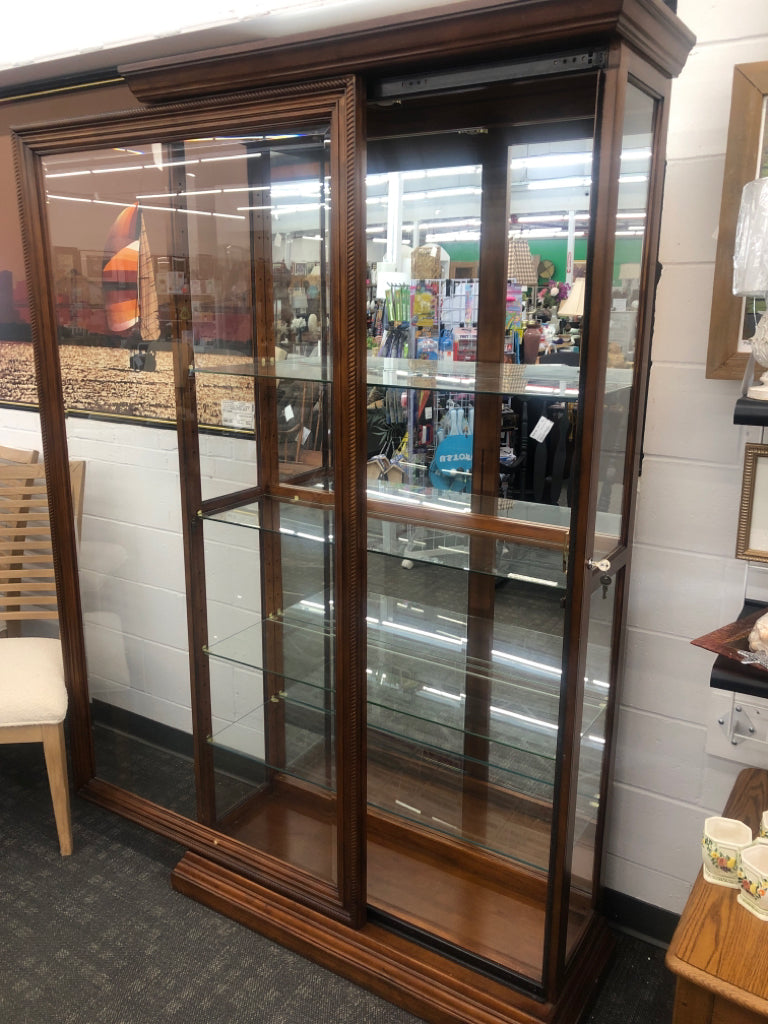 DK WOOD SLIDING DOOR CURIO CABINET W/LIGHT 4 SHELVES AND KEY LOCK *MINOR WEAR.