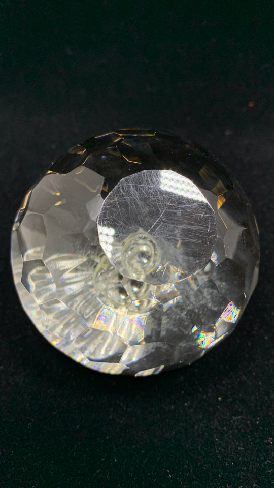CRYSTAL APPLE PAPERWEIGHT.