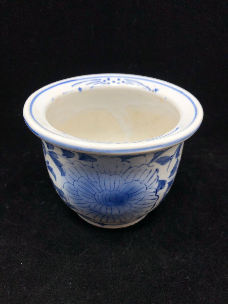 SM BLUE FLORAL PLANTER.