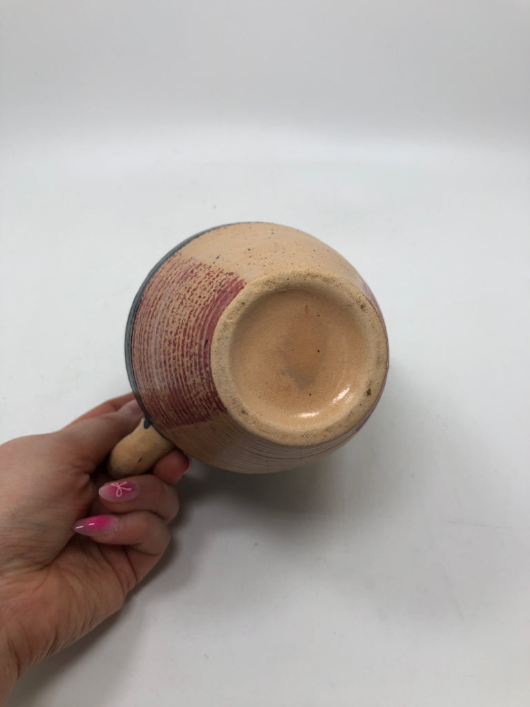 TAN WHITE AND BLUE AMERICANA CERAMIC PITCHER.