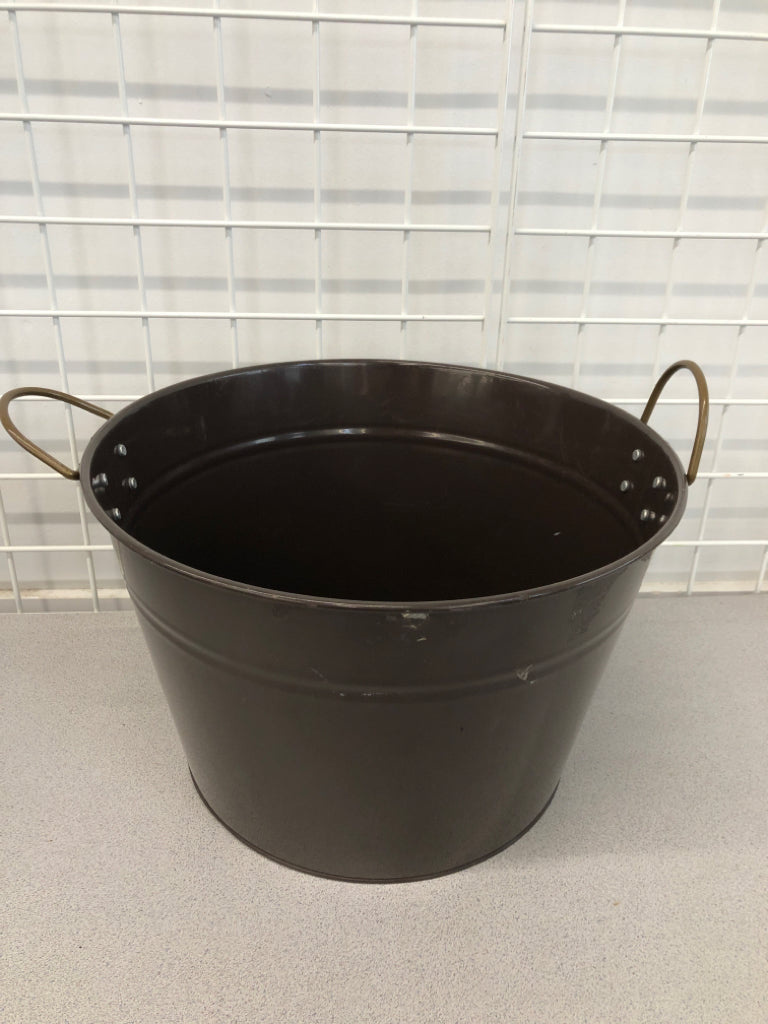 LG BROWN TIN BUCKET W/BRASS HANDLES.
