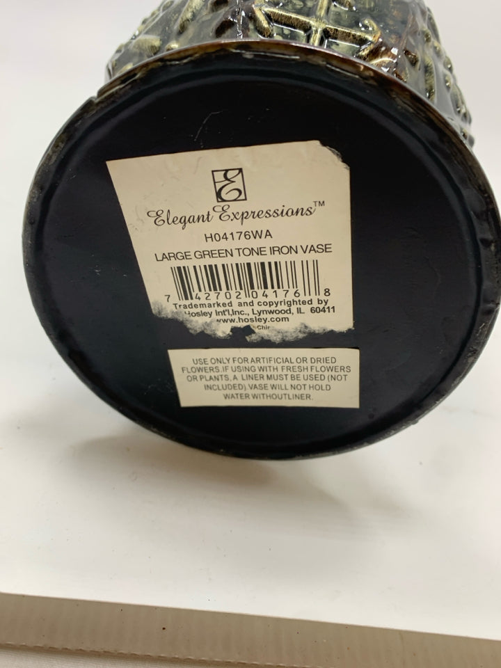 BLACK METAL VASE W/FLOWER DETAILS.
