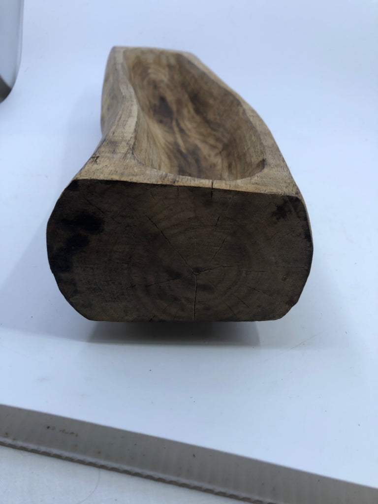 WOOD CENTERPIECE.