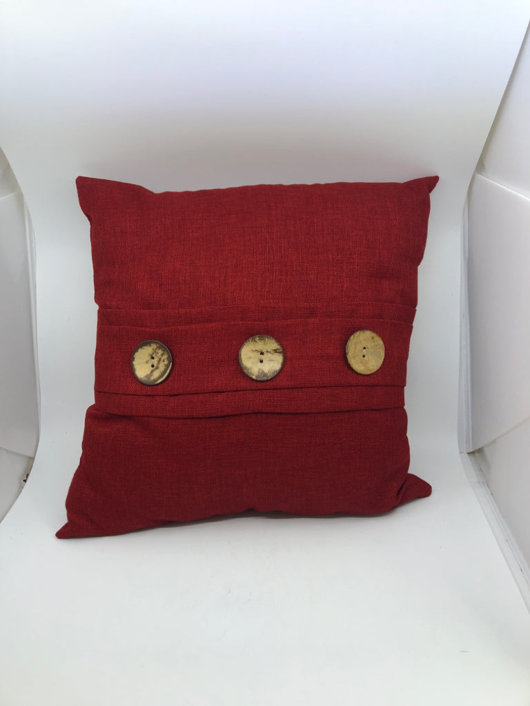 RED SQUARE PILLOW W WOOD BUTTONS.