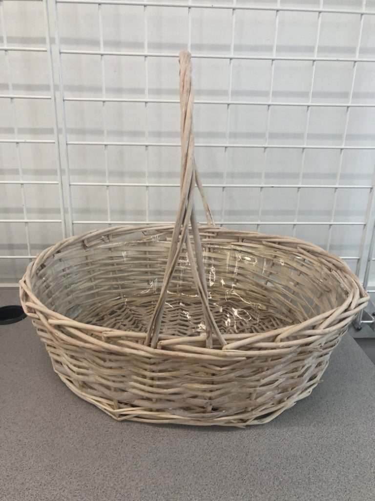 WHITE WICKER BASKET W/LG HANDLE.