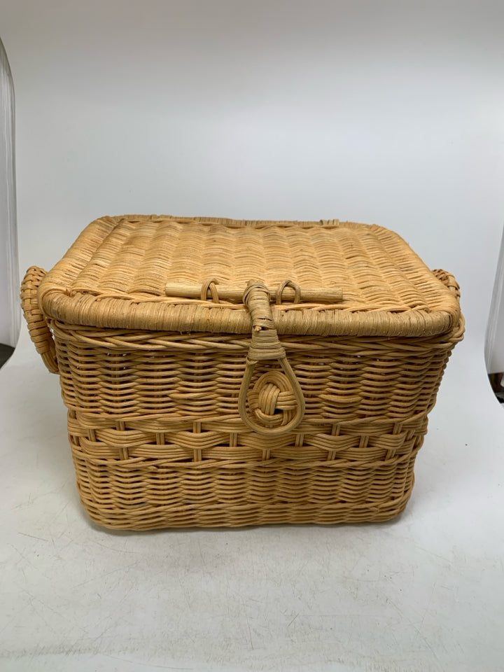 WOVEN PICNIC BASKET W/ LID/HANDLES.