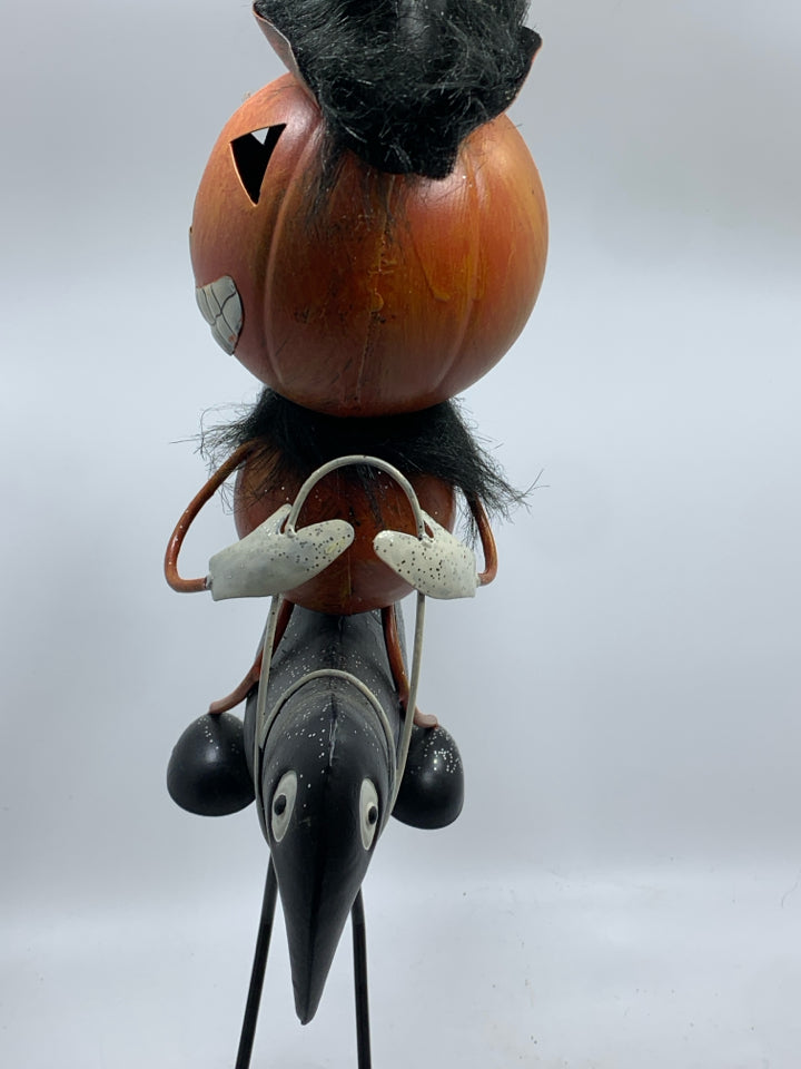 METAL PUMPKIN RIDING CROW DECOR.