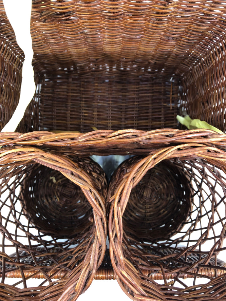 PICNIC WINE BASKET W/YELLOW RIBBONS.