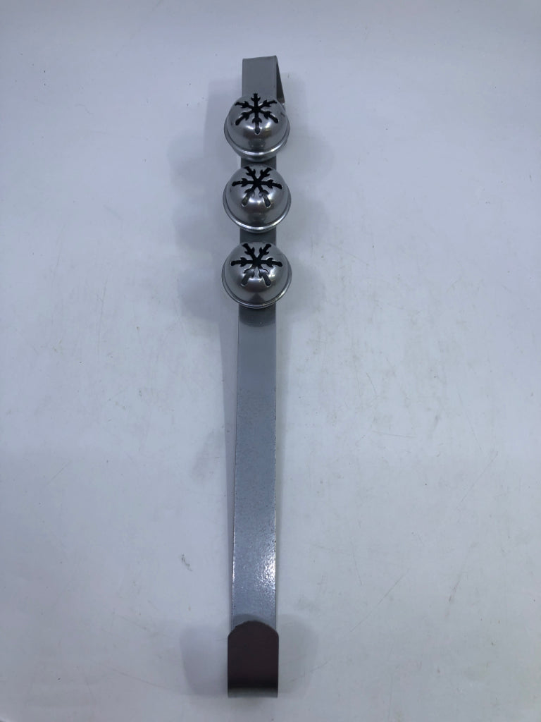 SILVER 3 BELL WREATH DOOR HOLDER.