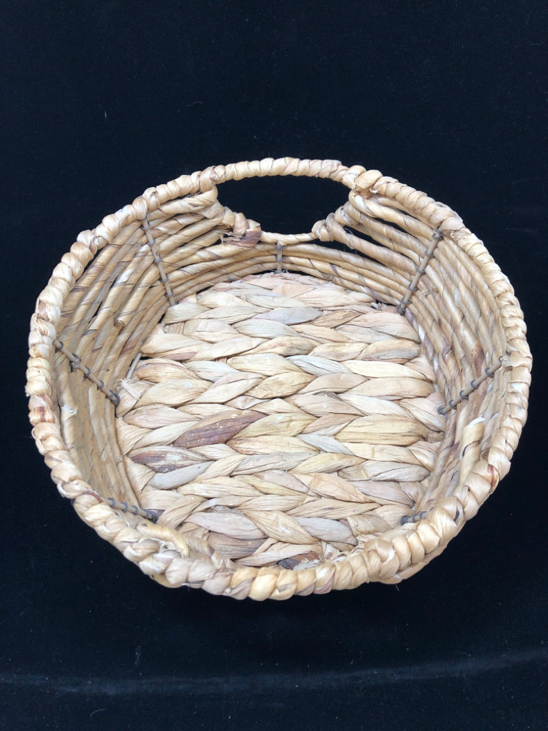 ROUND LOW WOVEN BASKET W/HANDLES.