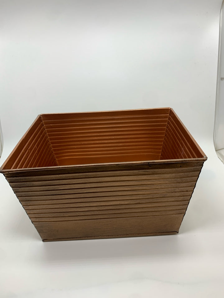 NWT METAL BIN - HARRY & DAVID.