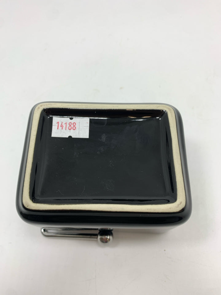 BLACK CERAMIC BASKET W/METAL HANDLE.